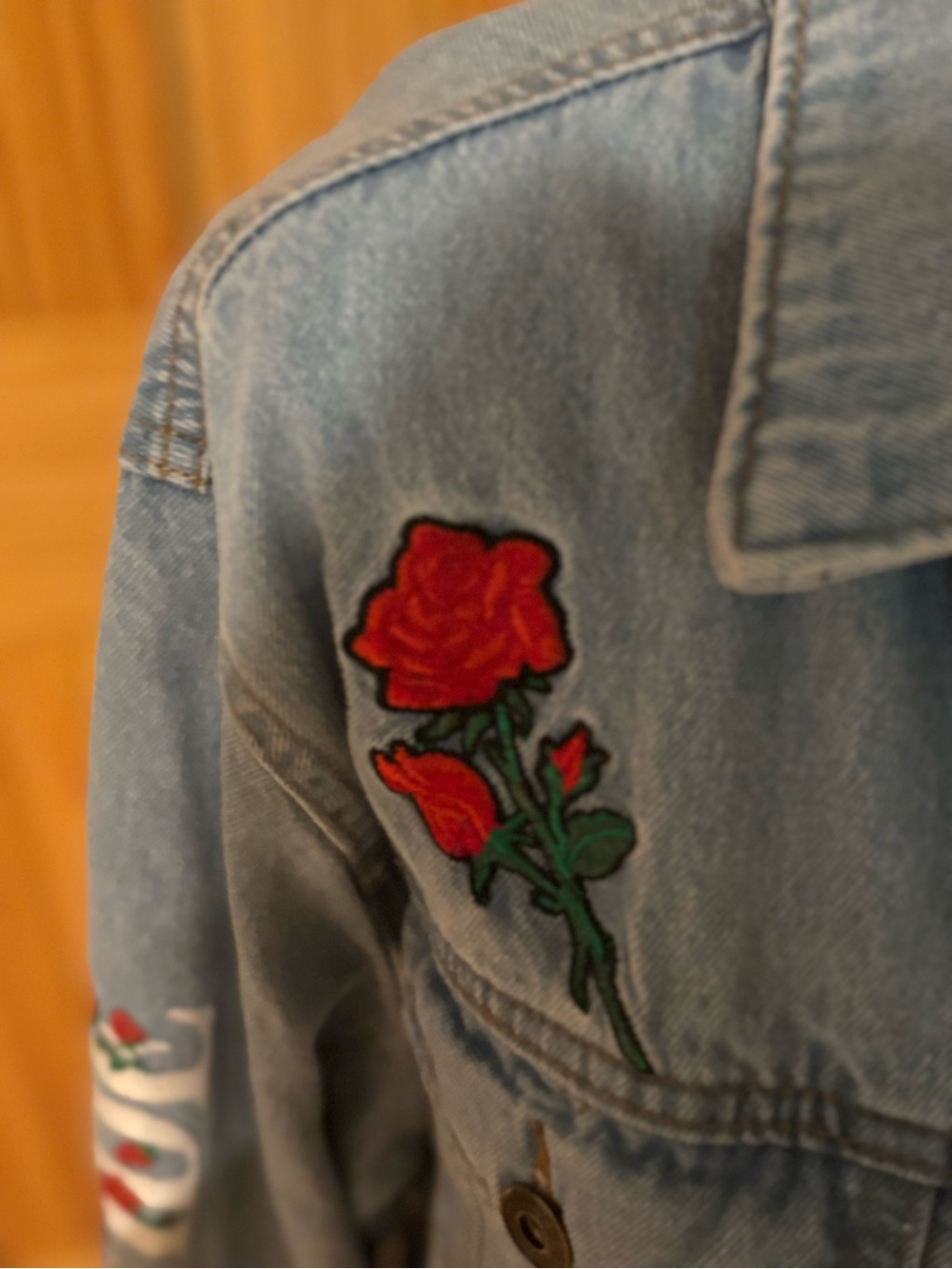 BROOKLYN CLOTH WOMENS Light Blue Embroidered Rose Denim Jacket  SIZE M - Picture 2 of 6